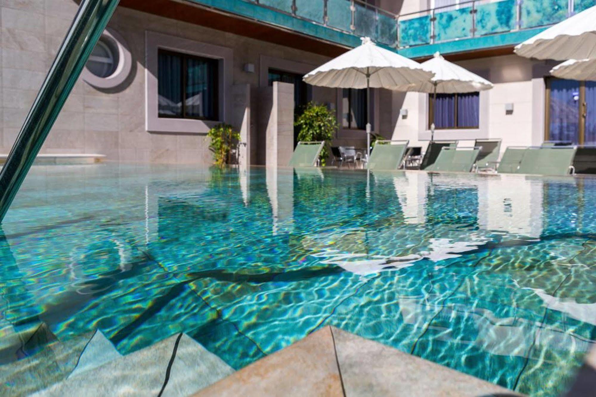 Sant Jordi Boutique Hotel Calella Kültér fotó The pool at the hotel